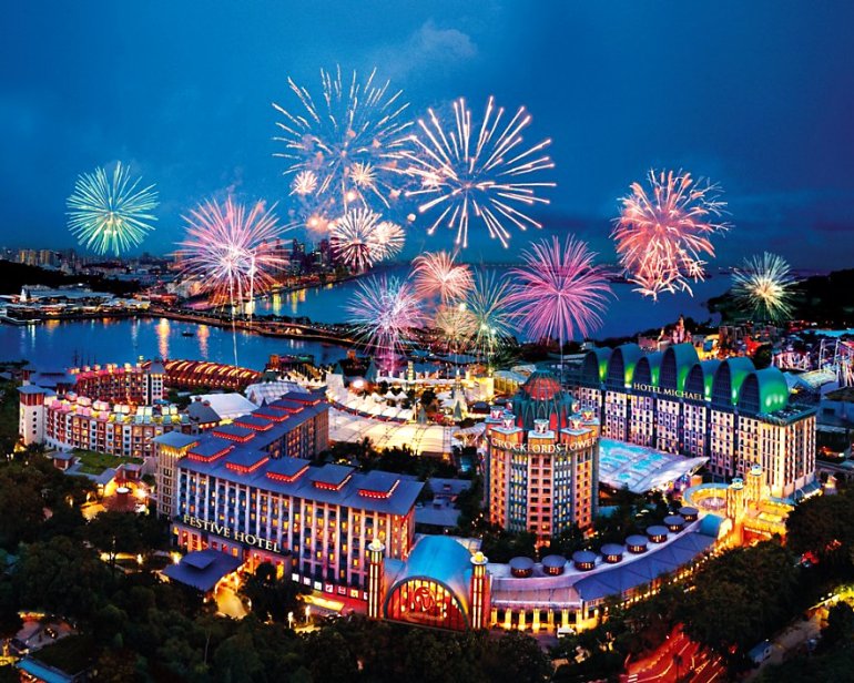 Панорамный вид на Казино Resorts World Sentosa и салют